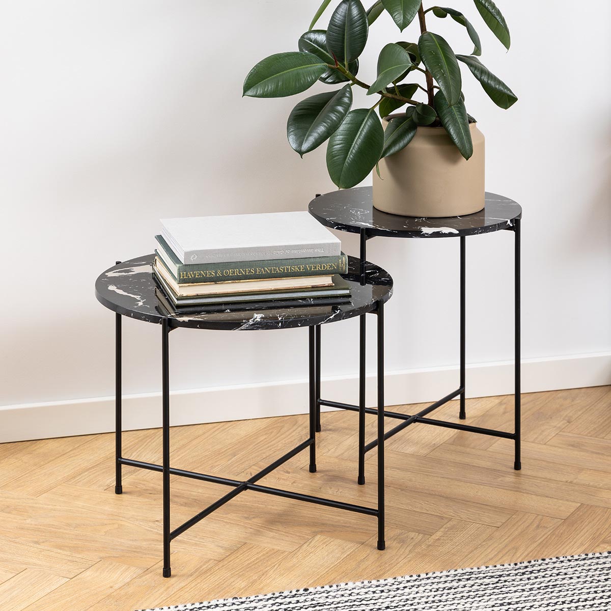 Light sidebord, sort marmor